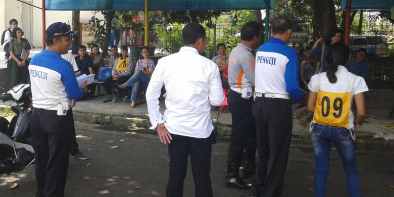 Para peserta uji praktek pembuatan Surat Izin Mengemudi (SIM),C mengikuti arahan petugas di Satpas SIM, Jalan Daan Mogot, Jakarta Barat, Senin (4/8/2014).
