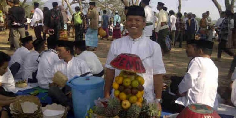 Para karyawan Pemkab Lombok Tengah merayakan Lebaran Topat di Dam Pengga, Lombok Tengah, Nusa Tenggara Barat, Senin (4/8/2014).