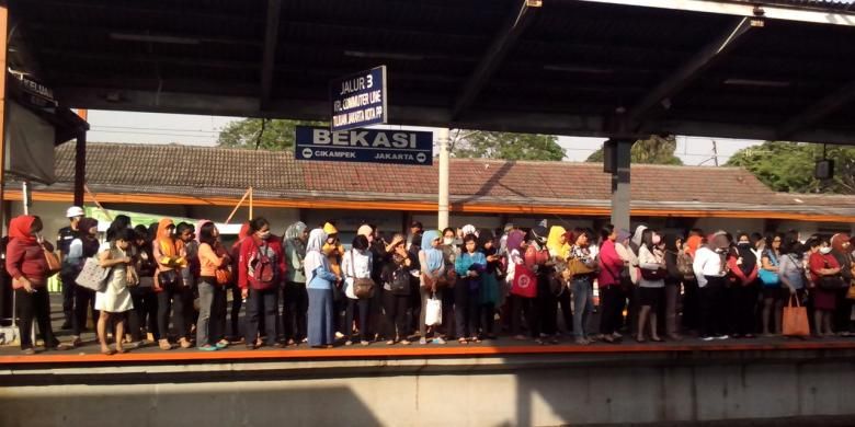 Para calon penumpang commuterline menunggu di Stasiun Bekasi, Kamis (8/8/2014).