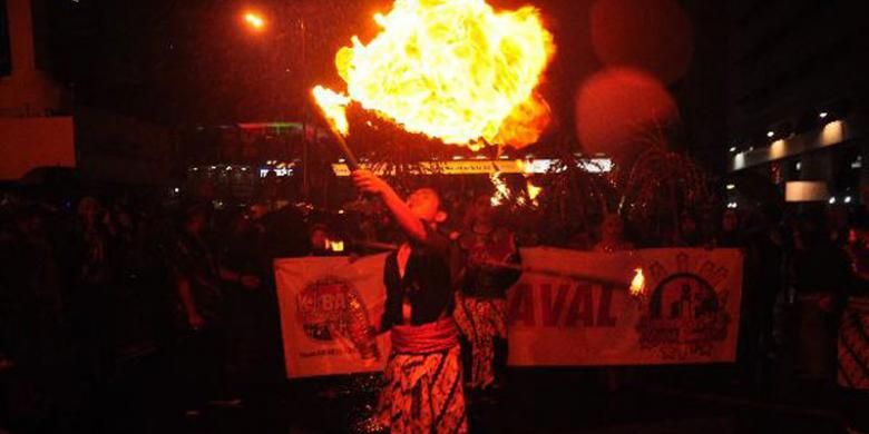 Ilustrasi. Peserta karnaval memperlihatkan kemampuan debus pada malam pergantian tahun menuju 2013 di Jalan MH. Thamrin, Jakarta Pusat, Selasa (1/1/2013). Karnaval tersebut diikutii oleh warga dari berbagai Provinsi dan kalangan siswa di Jakarta.