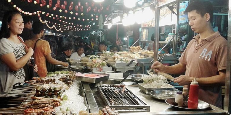 Aneka hidangan boga bahari (seafood) segar tersuguh di kawasan wisata kuliner malam di Jalan Alor, Bukit Bintang, Kuala Lumpur, Malaysia.