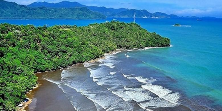 Pantai Air Manis di Sumatera Barat.