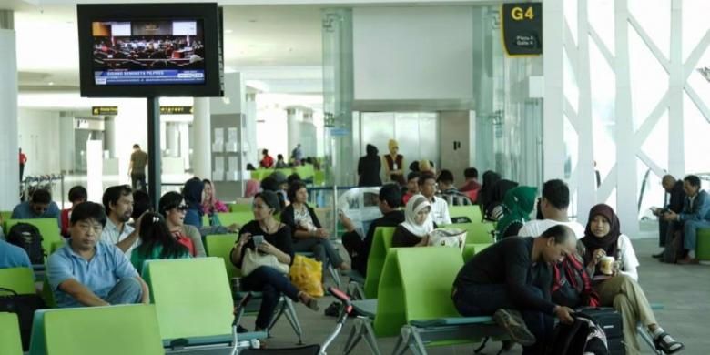 Calon penumpang menunggu di terminal baru Bandara Sepinggan Balikpapan, Kalimantan Timur, Rabu (13/8/2014). Terminal yang dibangun dengan investasi sebesar Rp 2 triliun dan memiliki luas 110.000 meter persegi ini mampu menampung 10 juta penumpang per tahun.