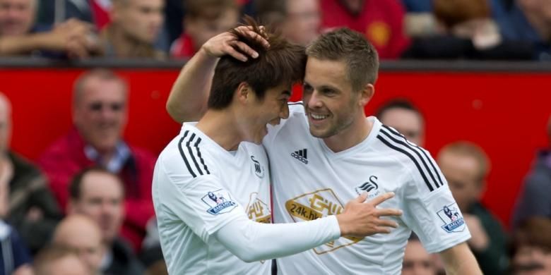 Dua pemain Swansea City, Ki Sung-Yeung (kiri) dan Gylfi Sigurdsson.