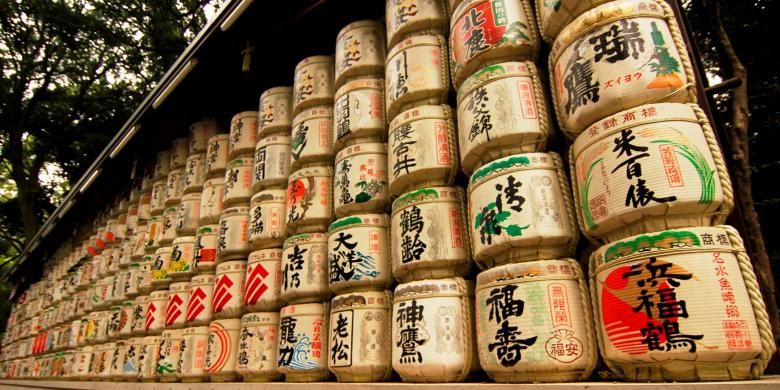 Gentong-gentong sake yang dipersembahkan untuk Kuil Meiji di Tokyo