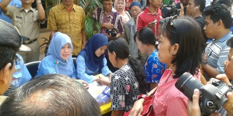 Antrean pendatang yang akan mengurus Surat Keterangan Domisili Sementara (SKDS) di RW 08, Palmerah Barat, Jakarta Barat, Rabu (20/8/2014).