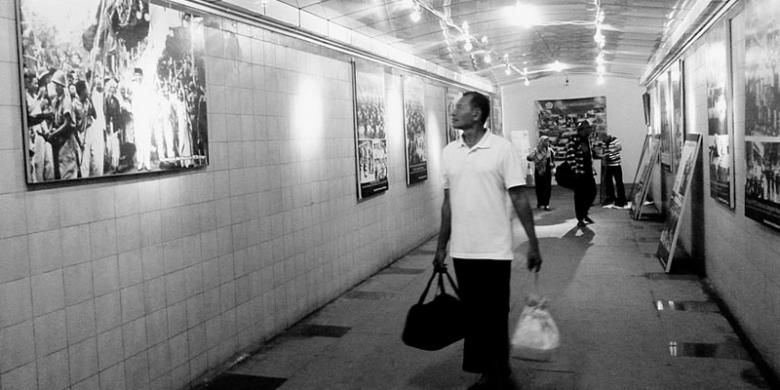 Pejalan kaki melintasi terowongan Jalan Raya Pajajaran, Kota Bogor, yang dihiasi deretan poster foto reproduksi Museum PETA, Jumat (15/8/2014). Deretan poster yang akan dipamerkan selama sebulan itu untuk memeriahkan Hari Ulang Tahun Ke-69 Republik Indonesia pada 17 Agustus 2014 sekaligus kampanye tertib menyeberang jalan melalui prasarana resmi, yakni terowongan, jembatan, atau pelintasan. 