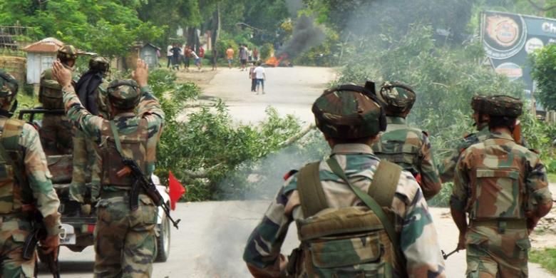 Personel militer India mencoba mengatasi unjuk rasa warga di distrik Golaghat, negara bagian Assam.