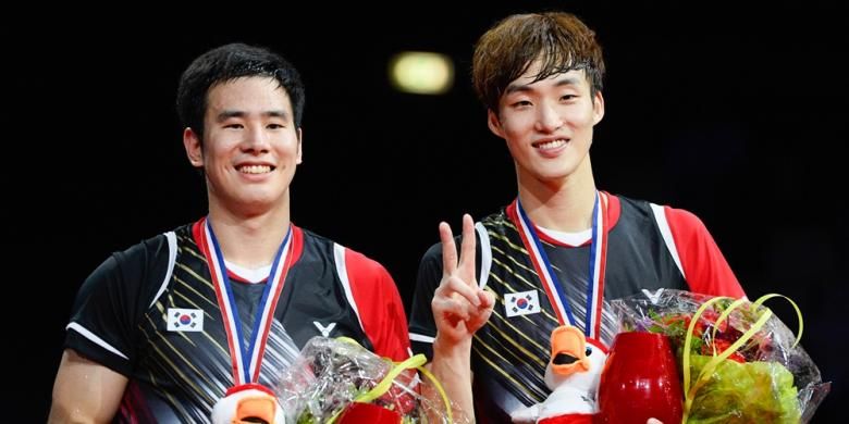 Pasangan ganda putra Korea, Ko Sung-hyun (kiri)/Shin Baek-cheol, berpose di atas podium tertinggi setelah meraih kemenangan atas sesama ganda Korea, Lee Yong-dae/Yoo Yeon-seong, pada final Kejuaraan Dunia 2014 di Ballerup Super Arena, Kopenhagen, Denmark, Minggu (31/8/2014).