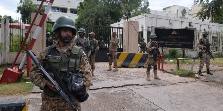 Tentara Pakistan menjaga kantor stasiun televisi pemerintah PTV setelah diserang pengunjuk rasa anti-pemerintah, Senin (1/9/2014)/