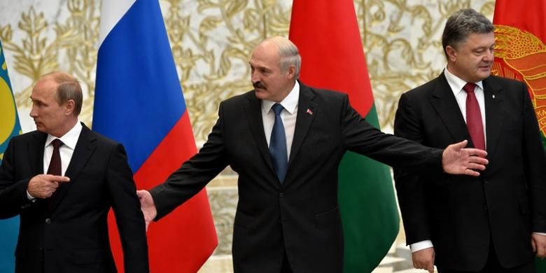 Presiden Belarusia Alexander Lukashenko (tengah) bersama Presiden Rusia Vladimir Putin dan Presiden Ukraina Petro Poroshenko dalam pertemuan di Minsk pada 26 Agustus 2014.
