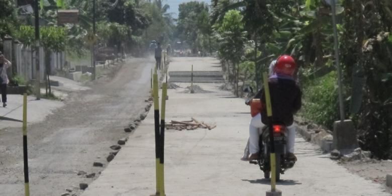 Pemerintah Kabupaten Magelang melakukan perbaikan jalur evakuasi bencana erupsi Merapi, Kecamatan Muntilan-Dukun, yang rusak berat.