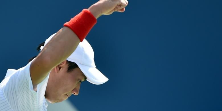 Petenis Jepang, Kei Nishikori, bereaksi setelah meraih poin atas petenis Serbia, Novak Djokovic, pada semifnal AS Terbuka di USTA Billie Jean King National Tennis Center, New York, Sabtu (6/9/2014).