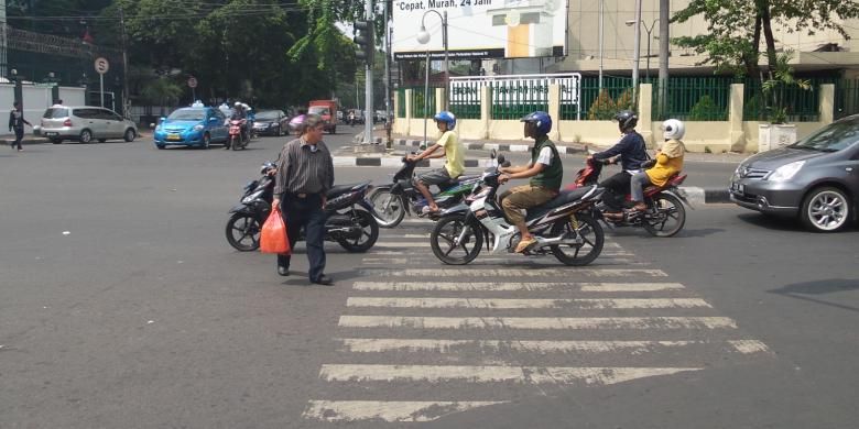 Sejumlah kendaraan yang berhenti melewati garis pembatas, di perempatan Jalan Sabang, Jakarta Pusat. Selain membuat pejalan kaki kesulitan menyebrang, perilaku seperti ini juga menjadi salah satu penyebab kemacetan di Jakarta. Gambar diambil pada Minggu (7/9/2014).