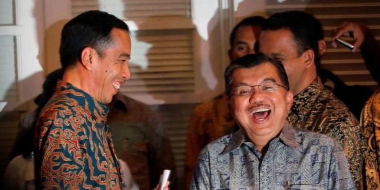 Presiden dan Wakil Presiden terpilih Joko Widodo dan Jusuf Kalla memberikan keterangan pada wartawan terkait porsi kabinetnya, di Rumah Transisi Jokowi-JK, Jakarta, Senin (15/9/2014). Rencananya Kabinet Jokowi-JK akan diperkuat 34 kementerian yang terdiri dari 18 orang profesional dan 16 orang dari partai politik.