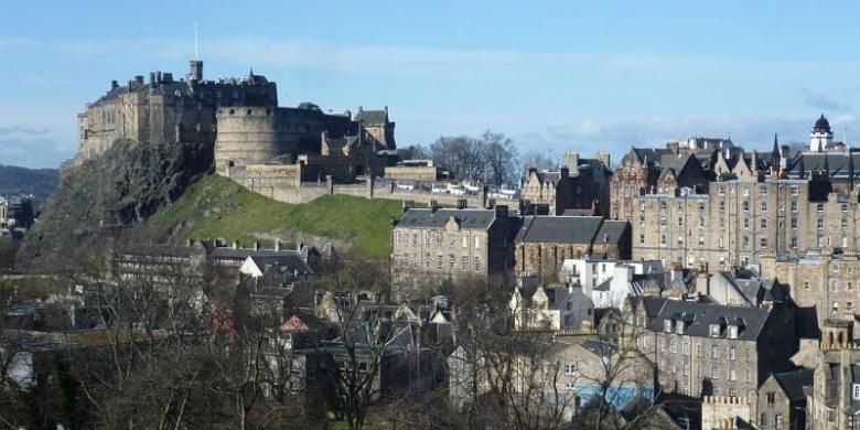 Kastil Edinburgh diperkirakan sudah berdiri sejak abad ke-12. Namun, permukiman manusia di wilayah itu diduga sudah berdiri sejak abad ke-2 yang menunjukkan betapa tuanya peradaban Skotlandia.