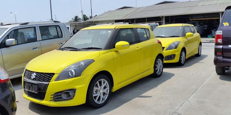 Suzuki Swift Sport tengah parkir menunggu pesanan dealer di gudang Suzuki di Cakung, Jakarta Timur. 