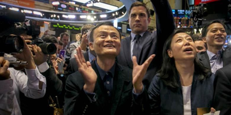 Pendiri Alibaba, Jack Ma, menyaksikan penjualan perdana saham perusahaannya.