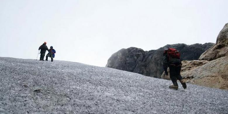 Tim Bravo Ekspedisi Tujuh Puncak Dunia dari Wanadri menyusuri jalur es puncak Nggapulu atau puncak Soekarno di ketinggian sekitar 4.700 meter di atas permukaan laut (mdpl), kawasan Pegunungan Jayawijaya, Papua, Senin (19/4/2010). Pendakian ke daerah puncak Nggapulu ini sebagai ajang pengenalan medan dan aklimatisasi bagi tim sebelum menuju puncak Carstensz Pyramid atau Ndugu-Ndugu yang berada di ketinggian 4.884 mdpl pada Sabtu (24/4/2010), menyusul keberhasilan tim Alpha yang sudah lebih dulu mencapainya pada Minggu (18/4/2010). 