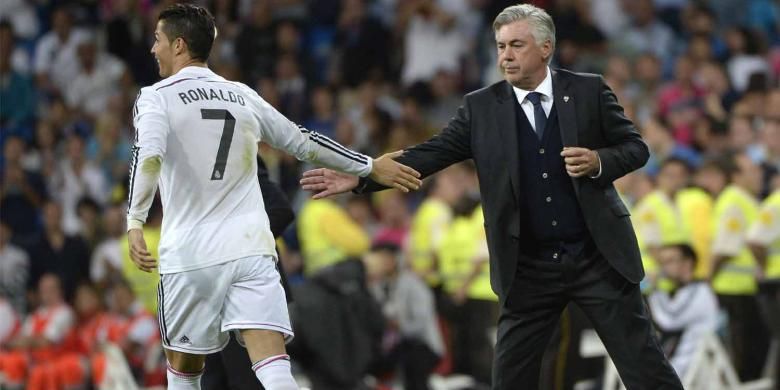 Pelatih Real Madrid, Carlo Ancelotti (kanan), memberikan selamat kepada peyerang Real Madrid Cristiano Ronaldo yang mencetak gol ketiga ke gawang Elche pada lanjutan Primera Division di Santiago Bernabeu pada 23 September 2014.