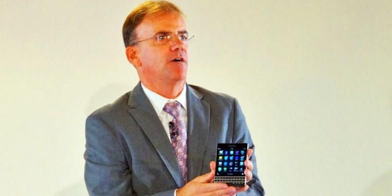BlackBerry Passport dipamerkan oleh COO BlackBerry Marty Beard dalam sebuah acara peluncuran di London, Inggris, pada Rabu (24/9/2014).