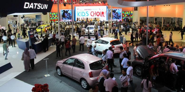 Suasana di booth Nissan pada IIMS 2014