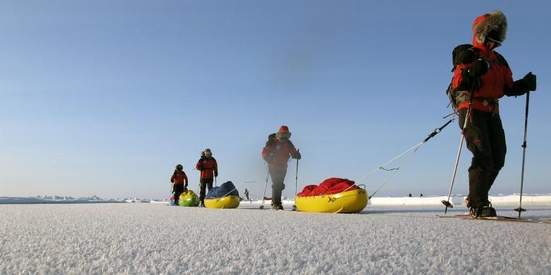 Rombongan tur yang dipandu Eric Philips saat menjelajahi kutub utara. 