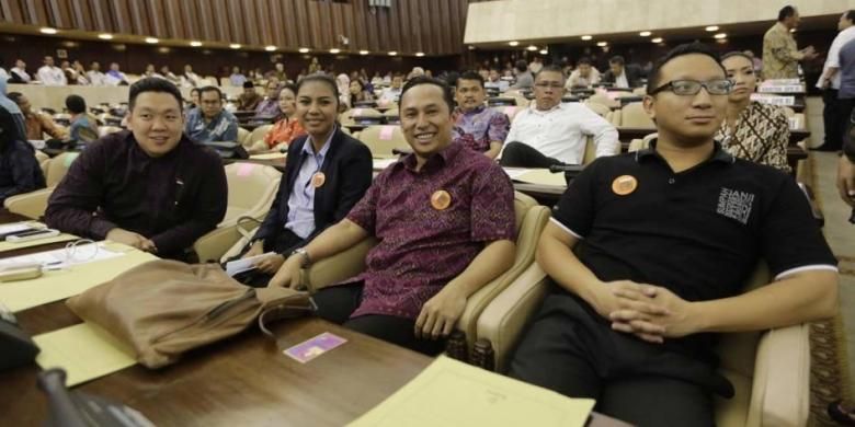 Anggota DPR RI Charles Honoris, Irine Lusiana Roba, Nico Siahaan dari Fraksi PDI-P dan Aryo Djojohadikusomo dari Fraksi Partai Gerindra (kiri ke kanan) hadir dalam geladi resik Sidang Paripurna MPR RI Awal Masa Jabatan Periode 2014-2019 di Gedung MPR/DPR, Jakarta, Selasa (30/9/2014).