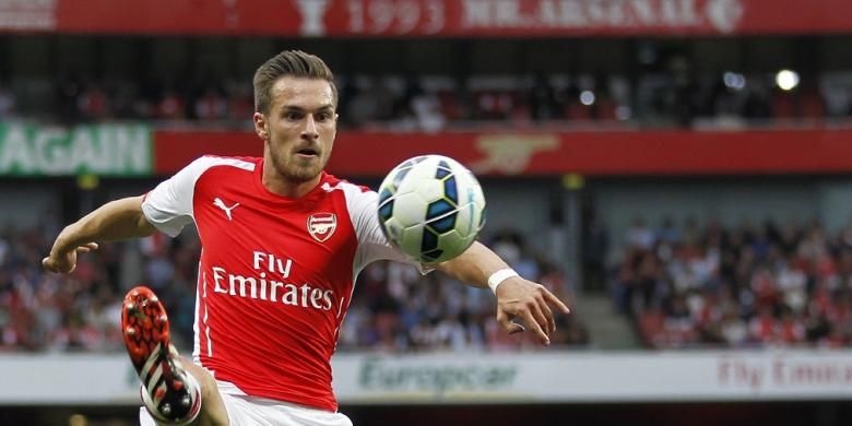 Salah satu aksi gelandang Arsenal, Aaron Ramsey, pada pertandingan Premier League melawan Tottenham Hotspur, di Emirates Stadium, London, Sabtu (27/9/2014).