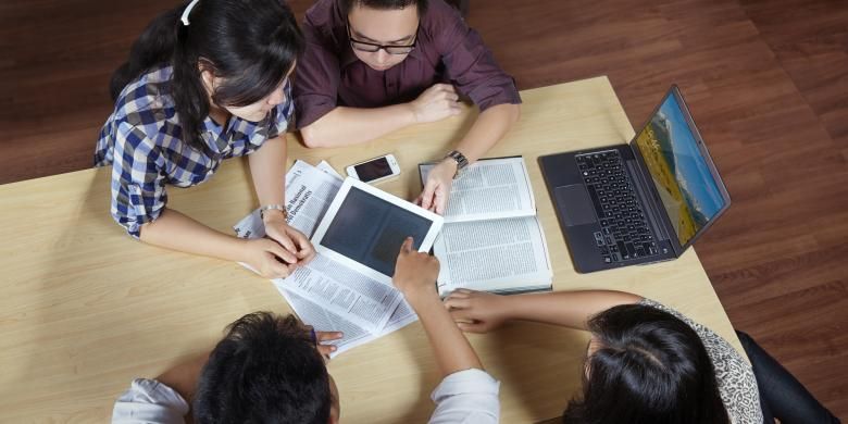 Dalam perkuliahan online, tatap muka memang terhitung minim. Dalam satu semester umumnya hanya dua kali. Sebagai gantinya, dialihkan dengan melakukan video conference secara serentak.
Ini yang membedakannya dengan sistem perkuliahan online lainnya.
