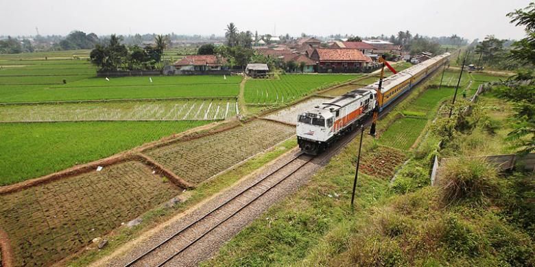 Kereta api Siliwangi dari Stasiun Bumiayu menuju Stasiun Paledang, Bogor, Jawa Barat, Rabu (1/10/2014). Pemandangan alam dan hamparan sawah menjadi pemandangan selama perjalanan. Kereta api menjadi salah satu transportasi yang dapat digunakan saat berwisata ke Sukabumi. 