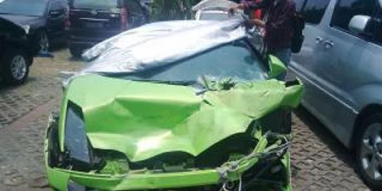 Mobil Lamborghini milik Hotman Paris Hutapea yang mengalami kecelakaan