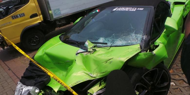 Lamborghini B 333 NI milik pengacara Hotman Paris Hutapea yang terlibat kecelakaan di Tol Wiyoto Wiyono. Senin (6/10/2014).