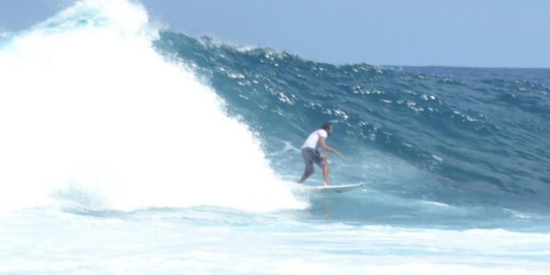 Para pecinta surfing selalu mengunjungi Pulau Asu , salah satu Pulau yang yang terletak di Kabupaten Nias Barat selain di Pantai Lagundri-Sorake Kabupaten Nias Selatan.