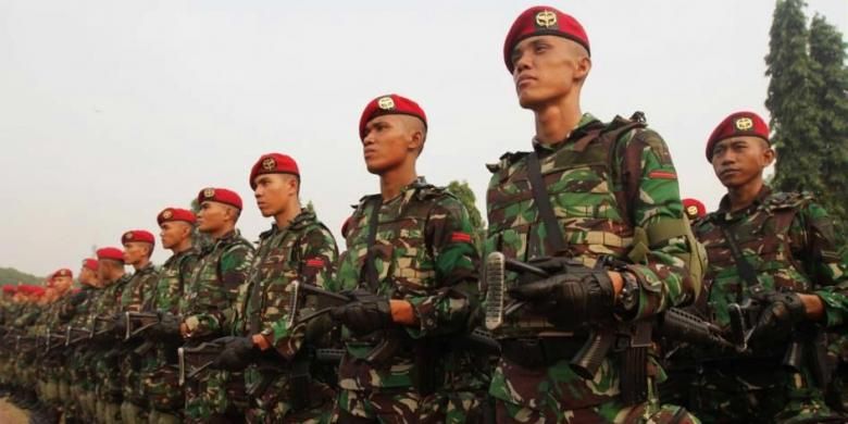 Anggota Kopassus mengikuti apel siaga menjelang pelantikan presiden dan wakil presiden terpilih, di Parkir Timur Senayan, Jakarta Pusat, Kamis (16/10/2014). Apel gabungan ini melibatkan 2.400 personel dari tiga angkatan di TNI dan Polri untuk pengamanan acara pelantikan 20 Oktober mendatang.