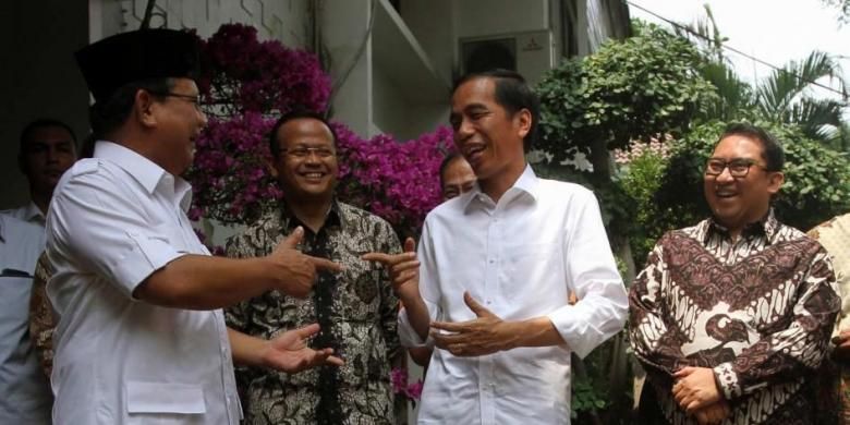 Presiden Republik Indonesia terpilih Joko Widodo mengunjungi Ketua Umum Partai Gerindra yang juga mantan pesaingnya dalam Pilpres lalu, Prabowo Subianto, di Jalan Kertanegara, Jakarta Selatan, Jumat (17/10/2014). Dalam pertemuan tersebut Jokowi bersilaturahmi dan mengundang Prabowo untuk menghadiri pelantikan Presiden Seni 20 Oktober mendatang.