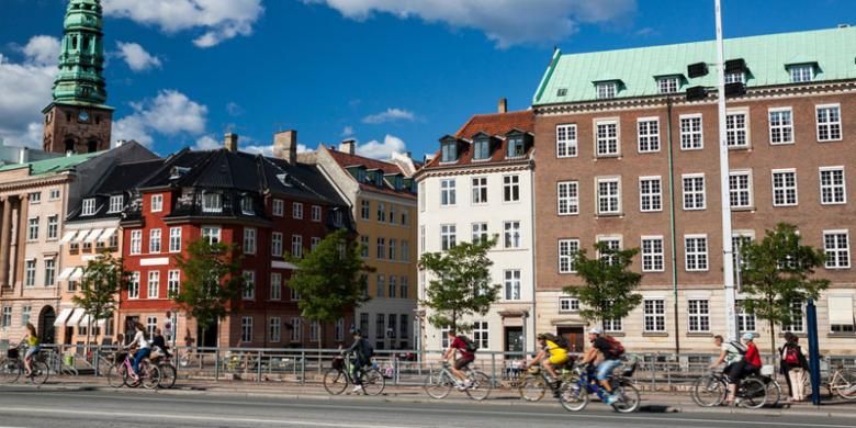 Sepeda merupakan alat transportasi yang digunakan penduduk Kopenhagen, Denmark sehari-hari.