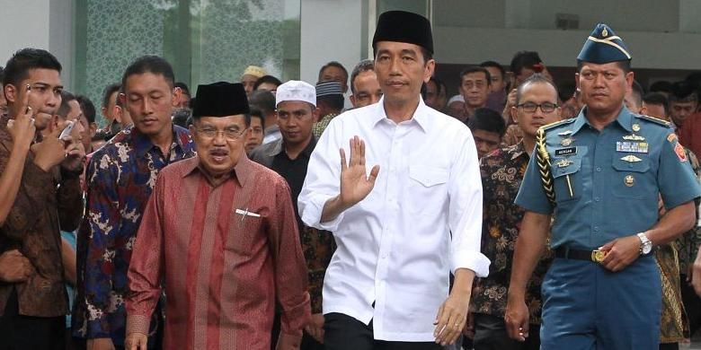 Presiden Joko Widodo dan Wakil Presiden Jusuf Kalla keluar dari Masjid Baiturrahim Komplek Istana Negara RI, Jakarta, usai melakukan ibadah Salat Jumat (24/10/2014). Ibadah Salat Jumat ini merupakan yang perdana bagi pasangan Jokowi-JK usai dilantik sebagai Presiden dan Wakil pada 20 Oktober lalu.