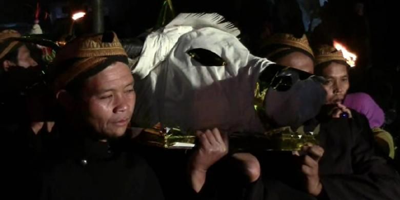 Warga Selo kirab kepala kerbau saat Malam Satu Suro, hari Jumat (24/10/2014).