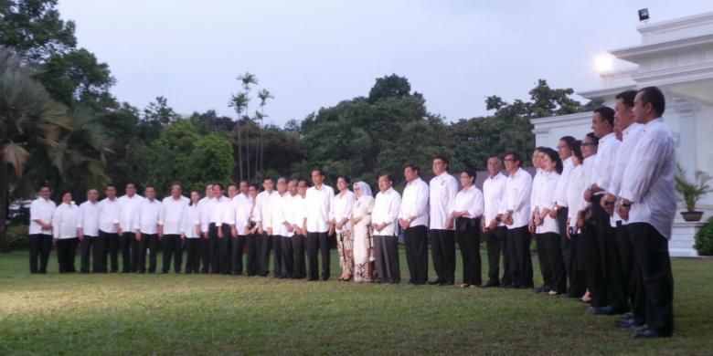 Menteri-menteri Kabinet Kerja yang dipilih Presiden Joko Widodo dan Wakil Presiden Jusuf Kalla berfoto bersama di halaman Istana Negara, Minggu (26/10/2014).