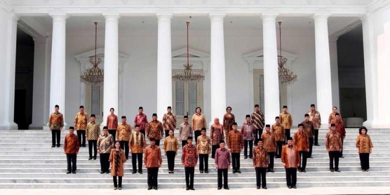 Presiden Joko Widodo (Jokowi) bersama Wakil Presiden Jusuf Kalla (JK) berfoto bersama anggota Kabinet Kerja di Istana Merdeka, Jakarta, Senin (27/10/2014). Para menteri yang memperkuat Kabinet Kerja pemerintahan Jokowi-JK secara resmi dilantik.