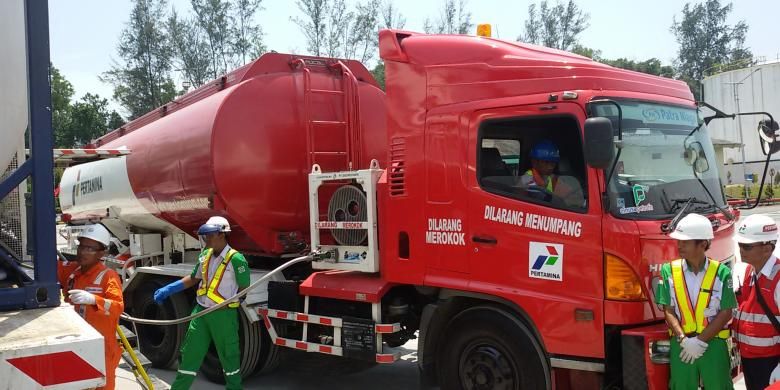 Truk pengangkut premium seberat 8.000 liter tengah mengisi LNG di terminal BBM di Kilang Pertamina Balikpapan.