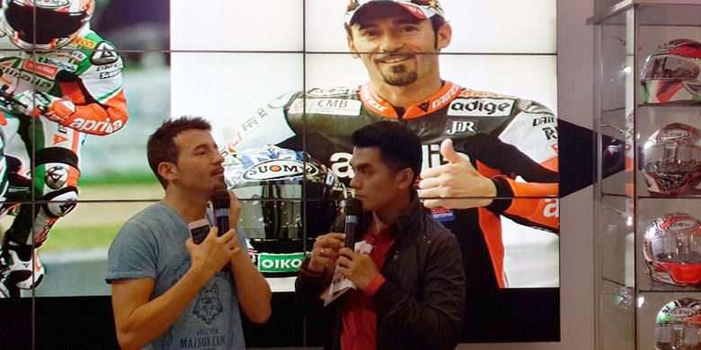 Max Biaggi di stan Suomy memberi pesan kepada dunia balap Indonesia.