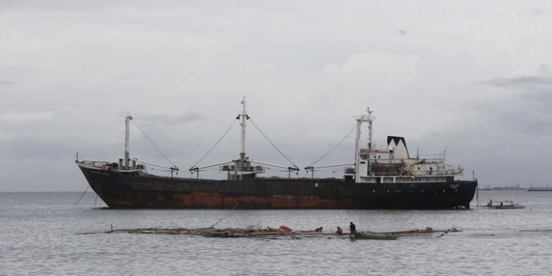 Salah satu kapal penangkap ikan Eropa. Greenpeace mengecam penangkapan ikan secara besar-besaran oleh kapal-kapal Eropa.