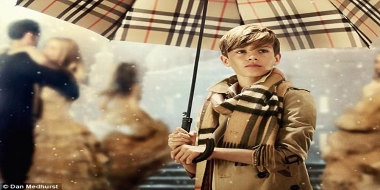 Romeo Beckham (12) membintangi kampanye komersial Burberry terbaru 