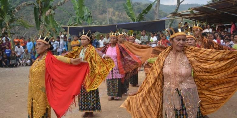 Tari Congka Sae yang dibawakan kaum perempuan dalam acara Poka Kaba Congko Lokap di Kabupaten Manggarai Timur, Nusa Tenggara Timur.