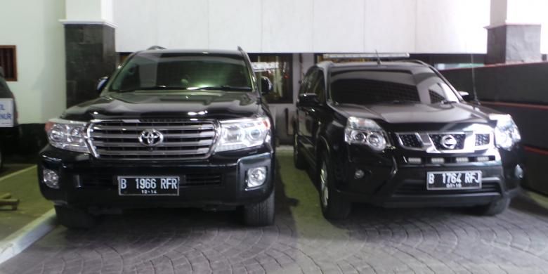 Mobil dinas Plt Gubernur DKI Jakarta Basuki Tjahaja Purnama, Toyota Land Cruiser B 1966 RFR dan mobil pengawal pribadinya terparkir di Balaikota Jakarta.