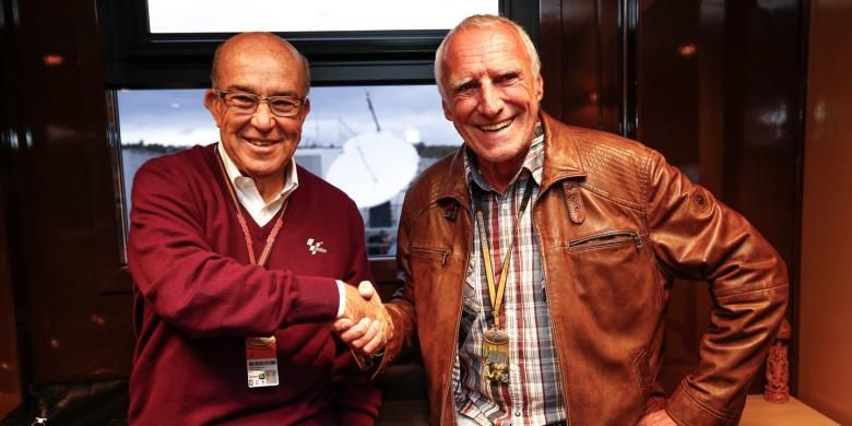 Bos perusahaan minuman Red Bull Dietrich Mateschitz (kanan) dan CEO Dorna Sports Carmelo Ezpelata.