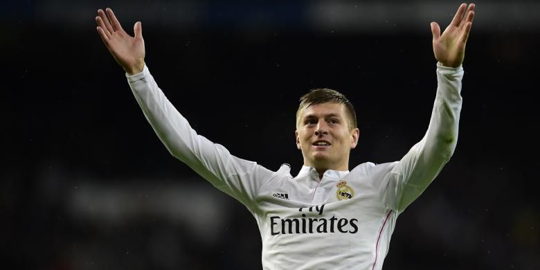 Gelandang Real Madrid Toni Kroos merayakan keberhasilannya mencetak gol ke gawang Rayo Vallecano, pada pertandingan Primera Division, di Santiago Bernabeu, Madrid, Sabtu (8/11/2014).