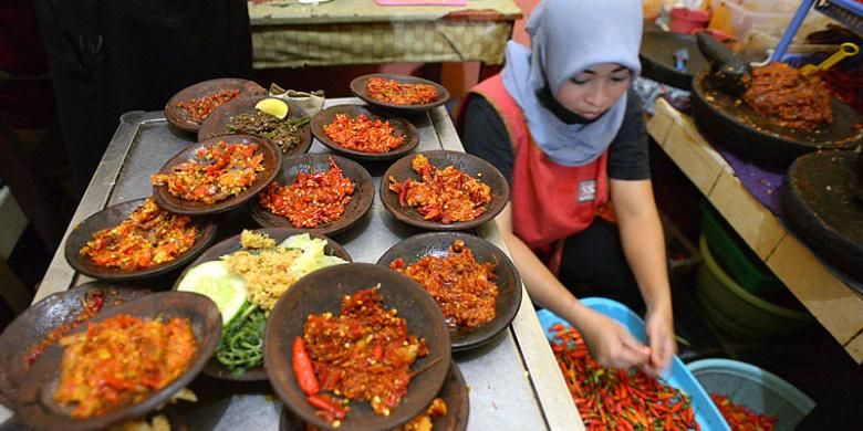 Juru masak menyiapkan sambal di dapur Waroeng Spesial Sambal, Jalan Colombo, Sleman, DI Yogyakarta.